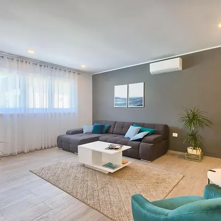 Vallelunga Comfortable Holiday Villa Pula